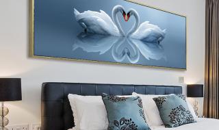 卧室床头画挂偏了要紧吗 卧室床头挂画